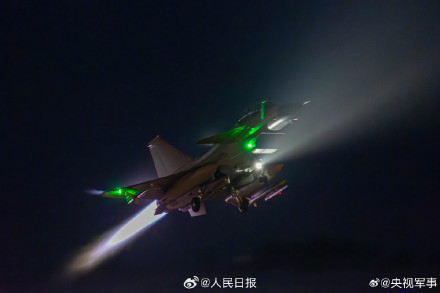战机沐浴霞光上演硬核大片