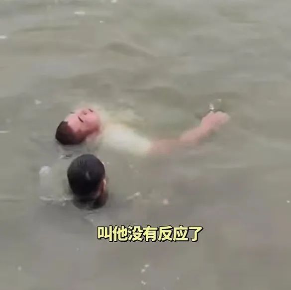 连救5人，“绝不能放弃任何一条生命！”第5次下水前，他给母亲磕了头