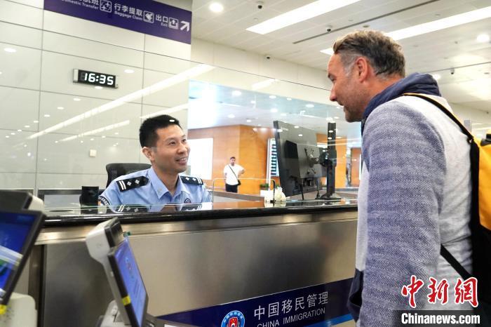 扩大免签政策试行两日 逾百名四国旅客由上海浦东国际机场免签入境 扩大免签政策试行两日 逾百名四国旅客由上海浦东国际机场免签入境