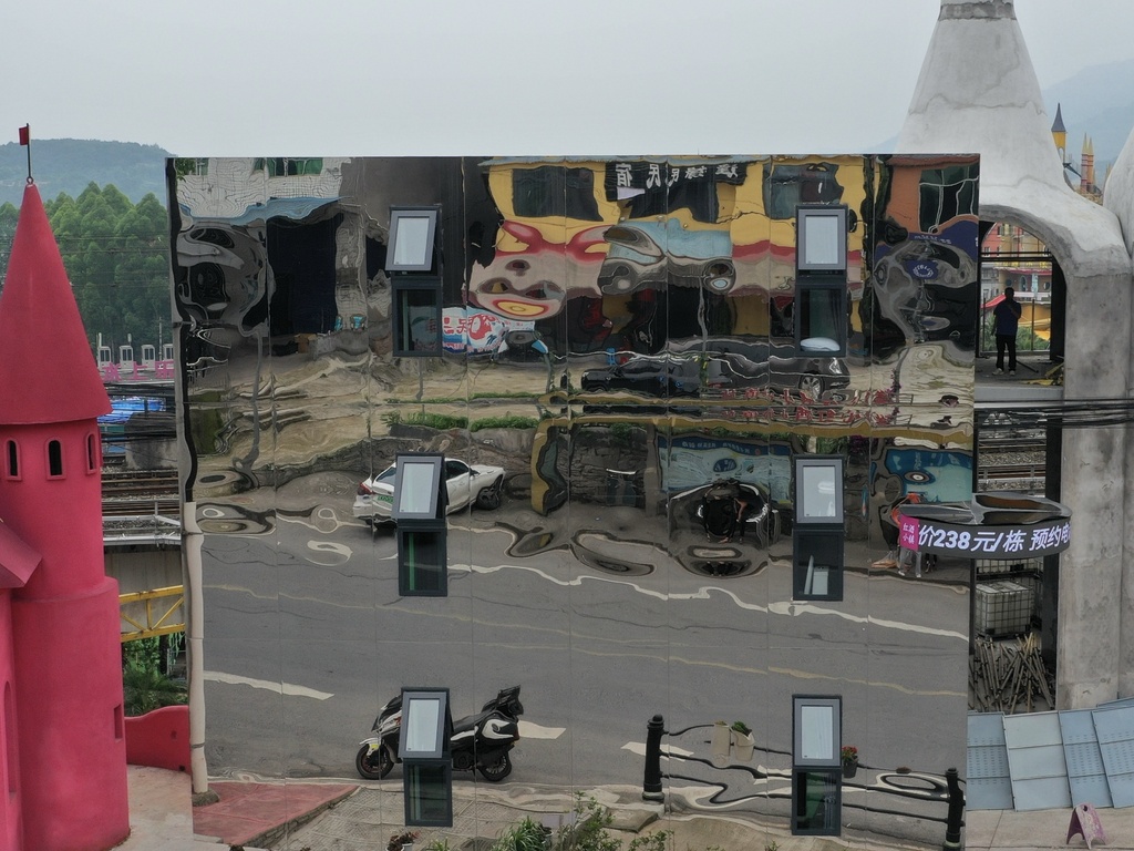 最窄56厘米!重庆一“刀片民宿”火了 最窄56厘米!重庆一“刀片民宿”火了