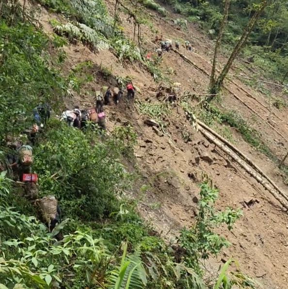 暴雨损毁道路,他们翻越悬崖为44个孩子送去物资 暴雨损毁道路,他们翻越悬崖为44个孩子送去物资