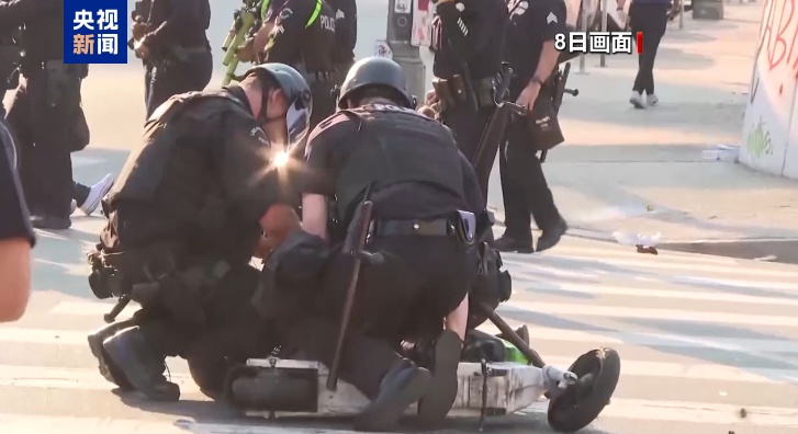 美抗议活动持续,洛杉矶警察局称目前有70多人被捕 美抗议活动持续,洛杉矶警察局称目前有70多人被捕