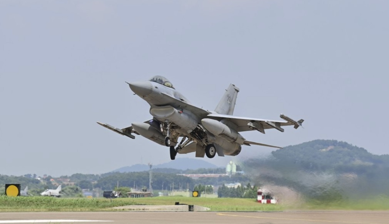 韩媒:韩军战机在美军演时发生事故,两名飞行员紧急逃生 韩媒:韩军战机在美军演时发生事故,两名飞行员紧急逃生