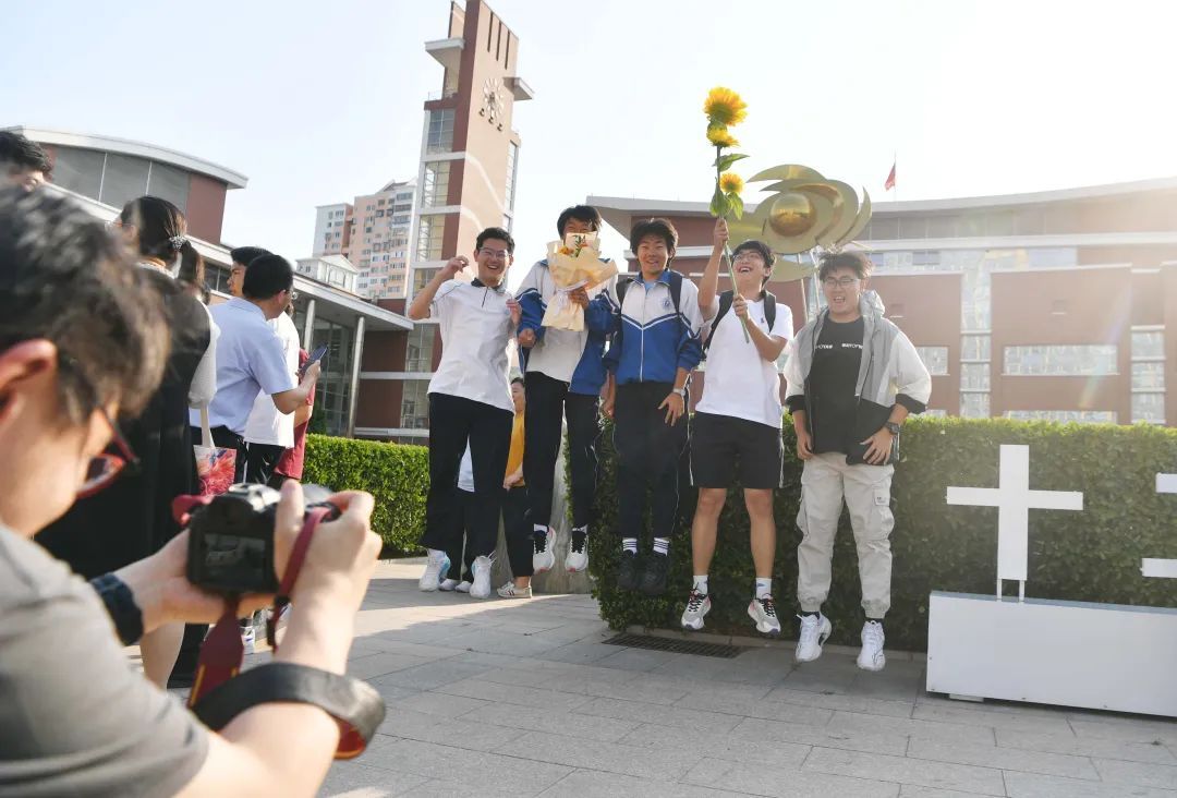 班主任考点外请全班喝奶茶！北京高考落幕，考生：暑期的“必选项”安排上了