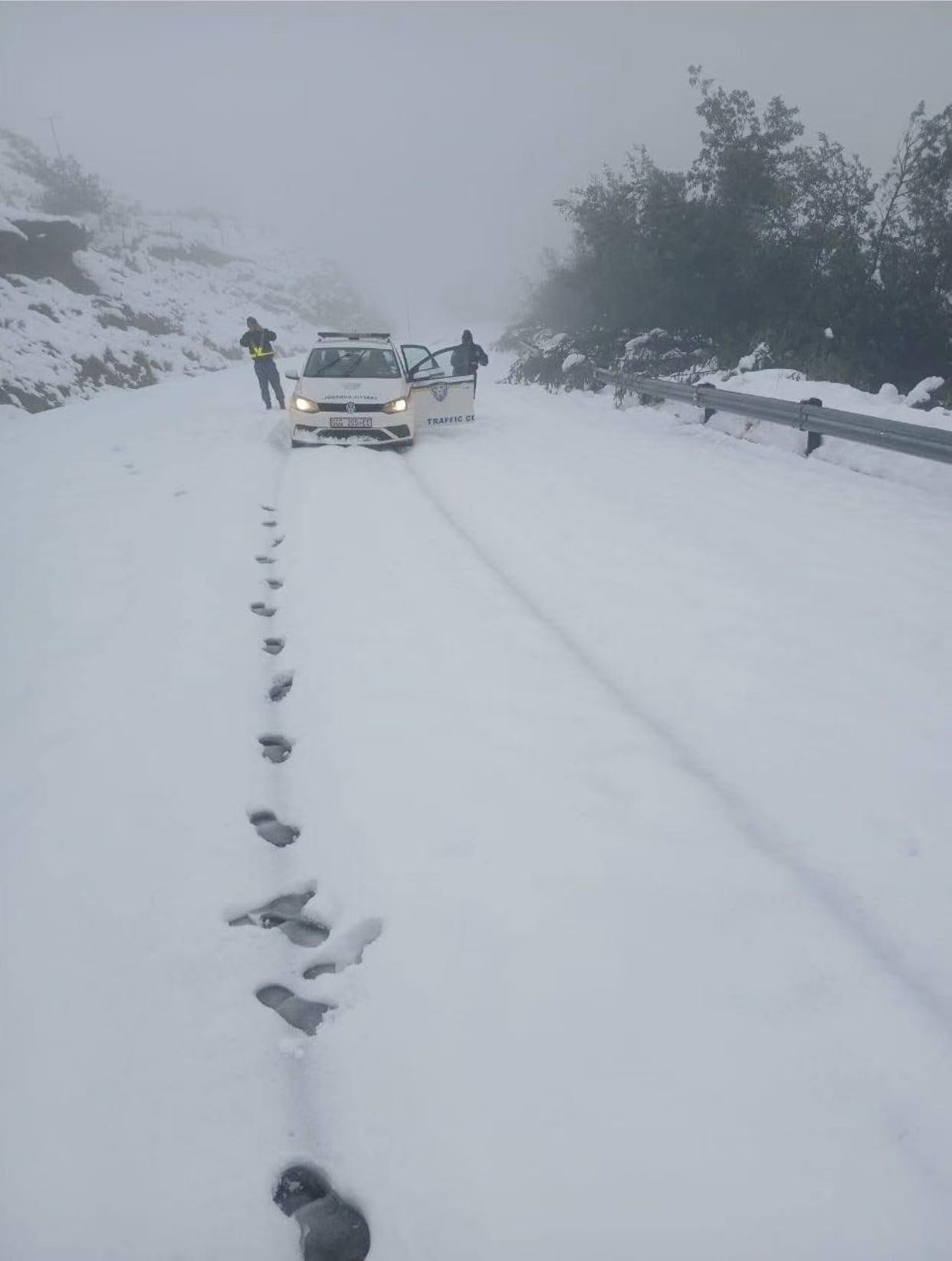 南非东开普省遭遇洪灾与暴雪 致7人死亡 南非东开普省遭遇洪灾与暴雪 致7人死亡