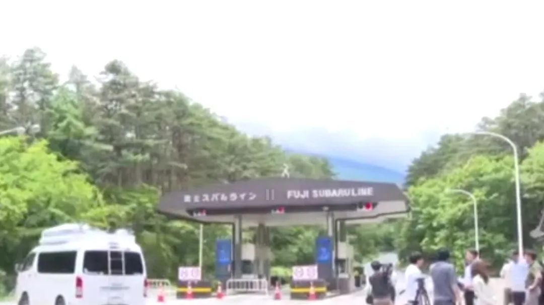 日本富士山一观光巴士与机动车相撞!致6名外国游客受伤 日本富士山一观光巴士与机动车相撞!致6名外国游客受伤