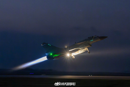 铁翼破晓！歼10黑夜中起飞太酷了