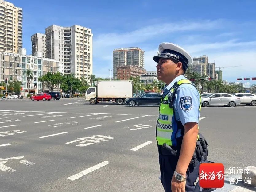 海口4岁女童头卡6楼阳台防护栏,身体悬空!危急时刻→ 海口4岁女童头卡6楼阳台防护栏,身体悬空!危急时刻→