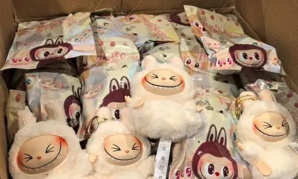 上万个高仿LABUBU被海关扣留，包括盲盒、毛绒玩具、钥匙扣、雨衣、梳子等