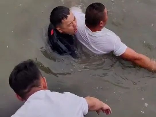 “再救你就没命了!”男子连救4人后向母亲磕头,这一幕泪目 “再救你就没命了!”男子连救4人后向母亲磕头,这一幕泪目