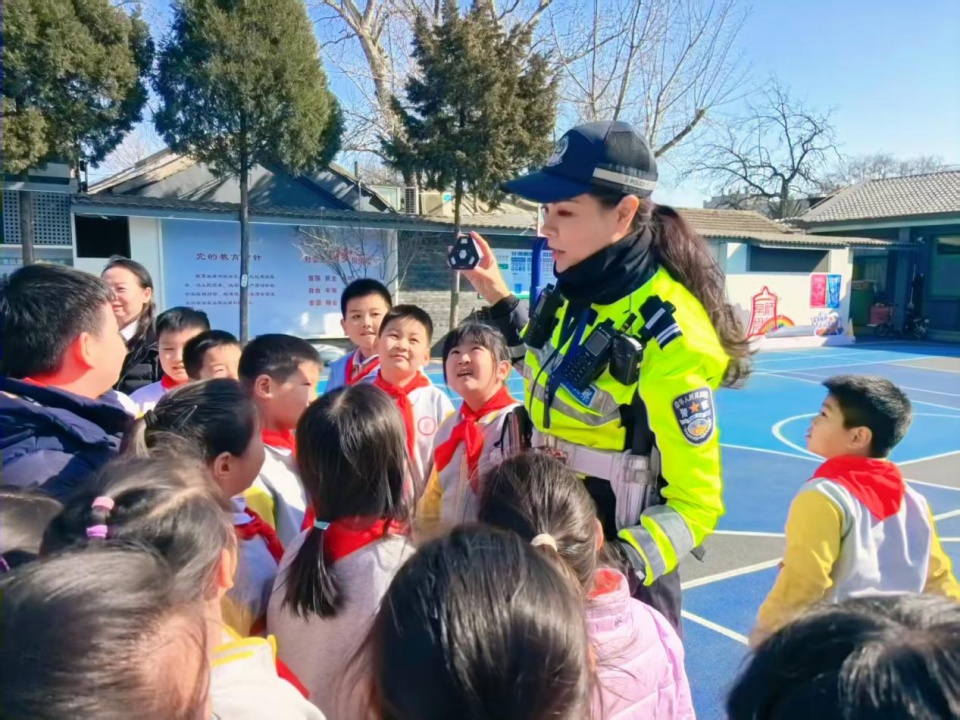 原来，考场外那位备受网友关注的女铁骑，是她呀！