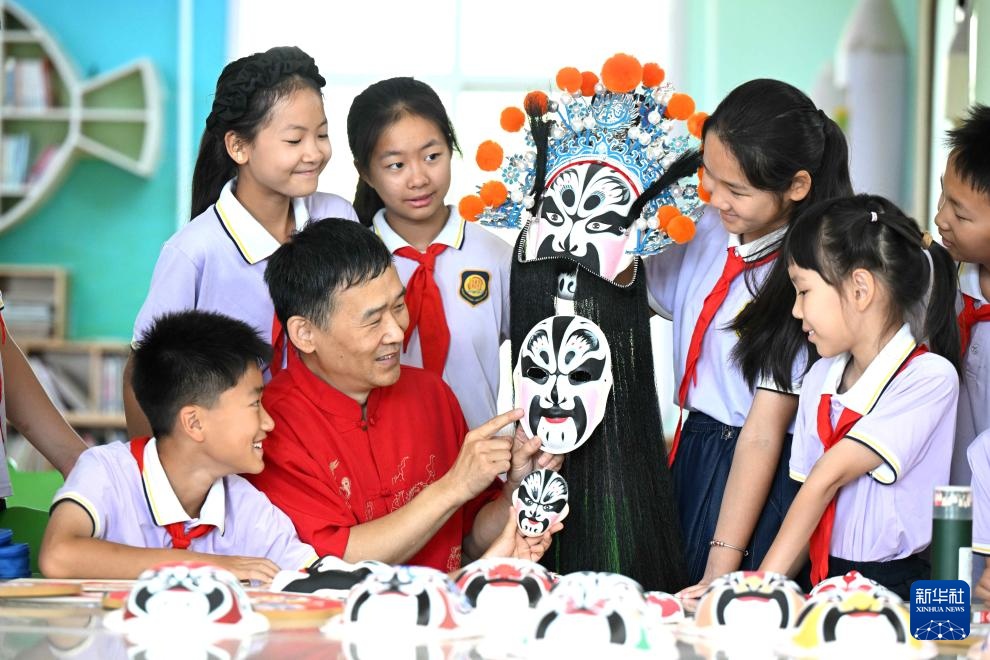 石家庄：京剧脸谱制作技艺进校园