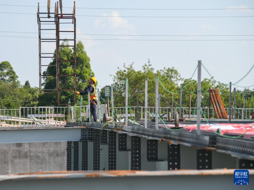 成南高速扩容工程成阿分离式立交桥钢箱梁架设完成 成南高速扩容工程成阿分离式立交桥钢箱梁架设完成