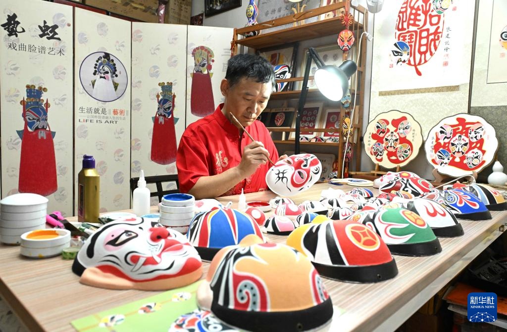 石家庄：京剧脸谱制作技艺进校园