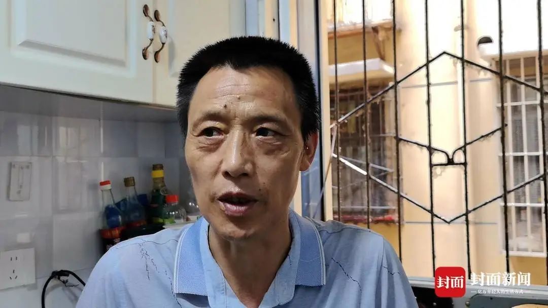 儿子高考，重庆“棒棒父亲”手捧鲜花迎接：“他身体好我就心满意足”
