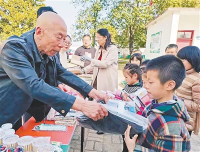 收废品助学，爱心传递不停歇（暖心故事）