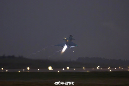 铁翼破晓！歼10黑夜中起飞太酷了