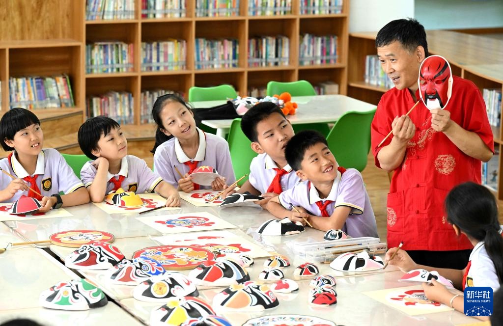 石家庄：京剧脸谱制作技艺进校园