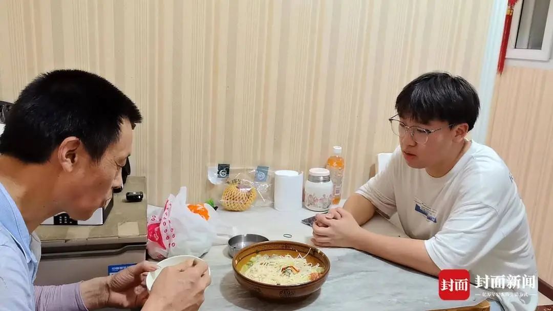 儿子高考，重庆“棒棒父亲”手捧鲜花迎接：“他身体好我就心满意足”