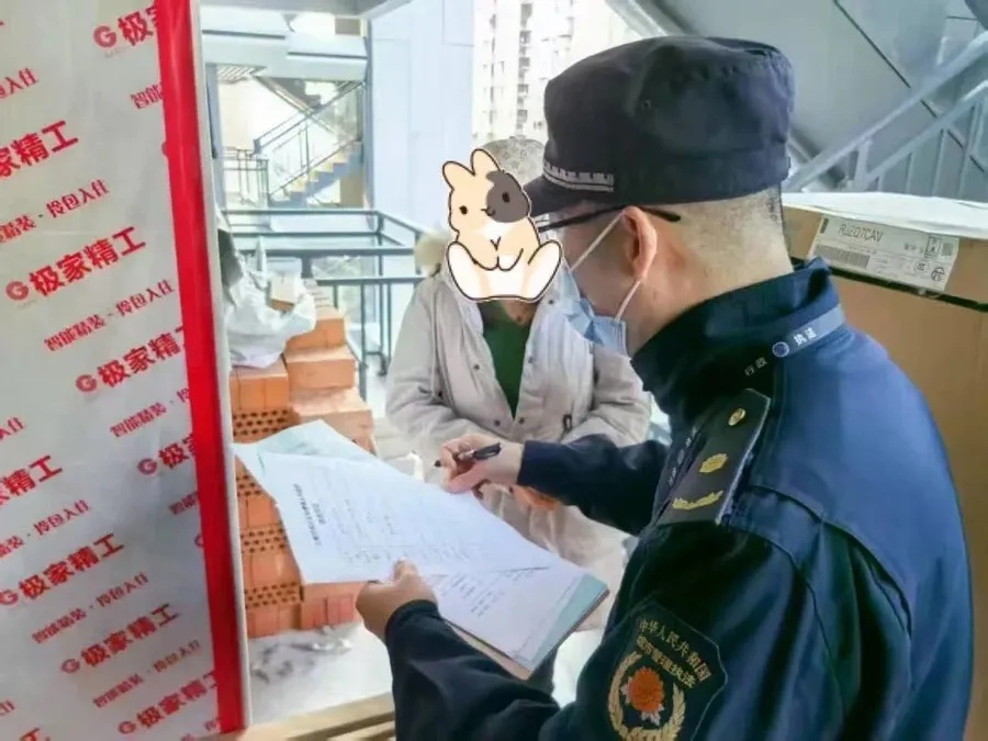 上海一小区新房刚交付就现大规模违建！涉3户公职人员家庭，他们联合出手了