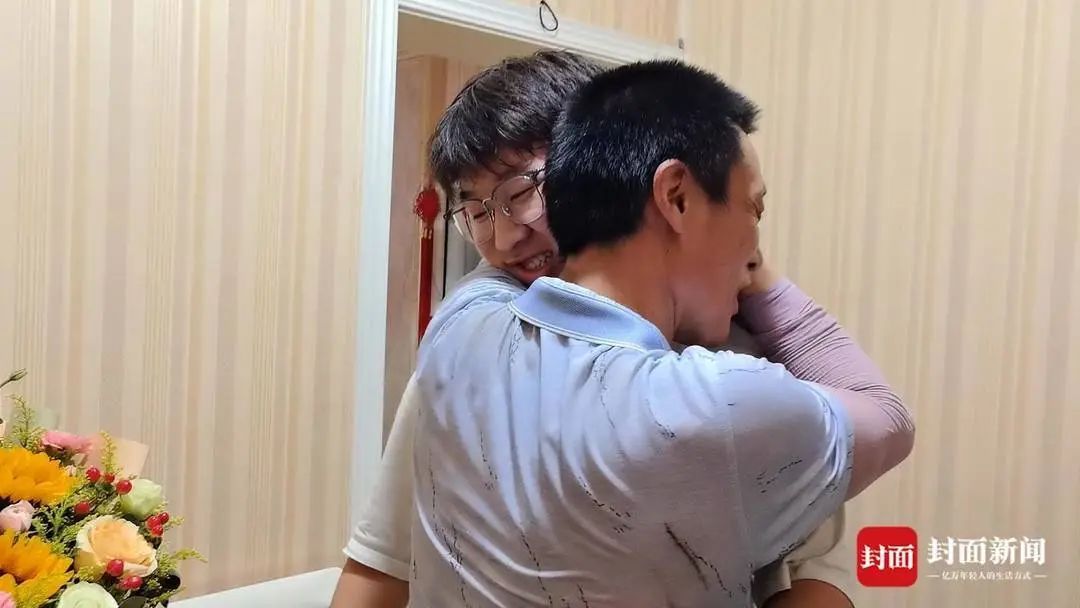 儿子高考，重庆“棒棒父亲”手捧鲜花迎接：“他身体好我就心满意足”