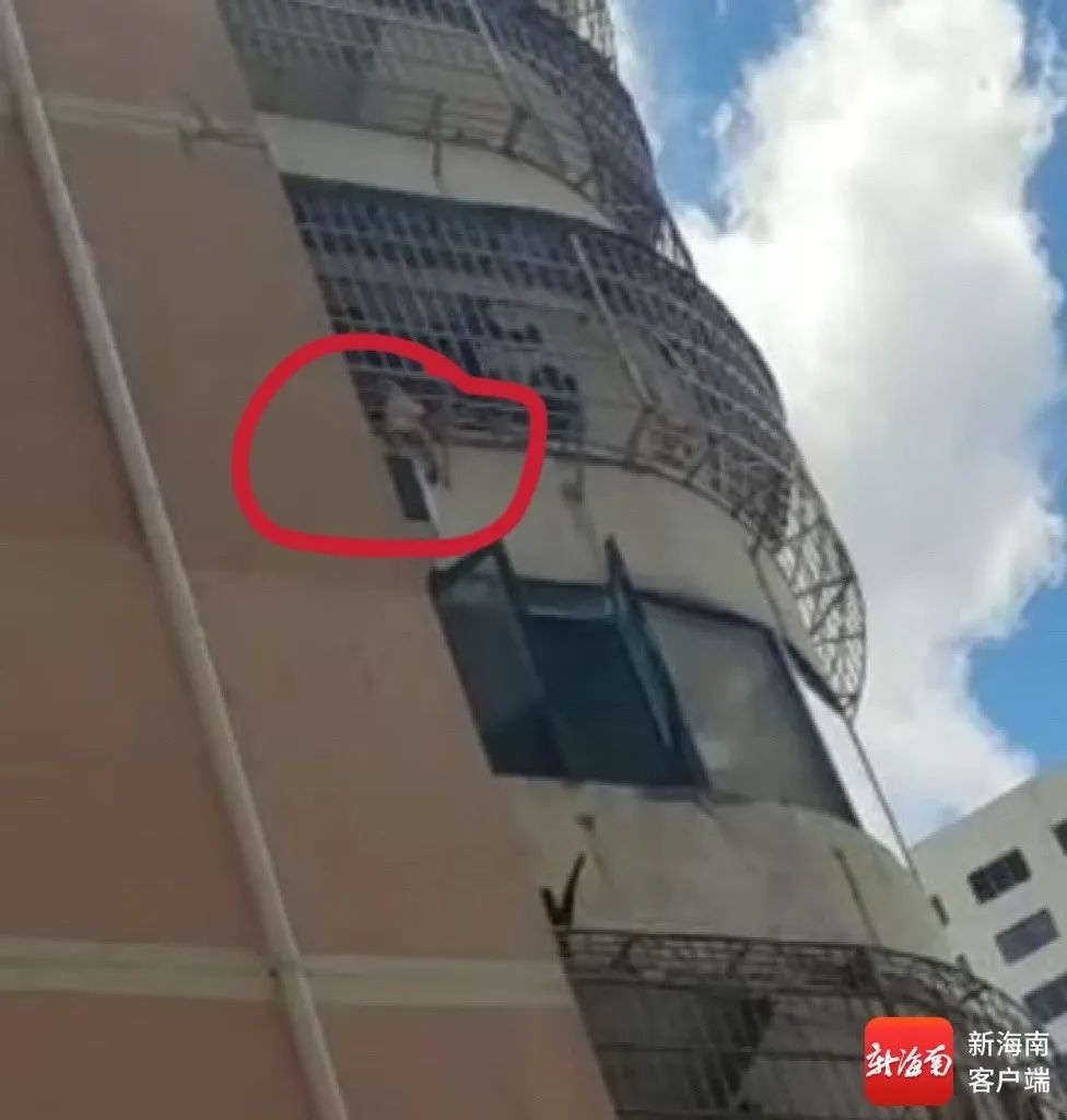 海口4岁女童头卡6楼阳台防护栏,身体悬空!危急时刻→ 海口4岁女童头卡6楼阳台防护栏,身体悬空!危急时刻→