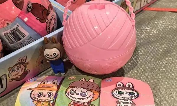上万个高仿LABUBU被海关扣留，包括盲盒、毛绒玩具、钥匙扣、雨衣、梳子等