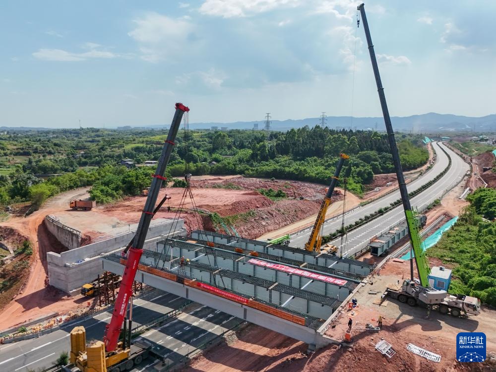 成南高速扩容工程成阿分离式立交桥钢箱梁架设完成 成南高速扩容工程成阿分离式立交桥钢箱梁架设完成