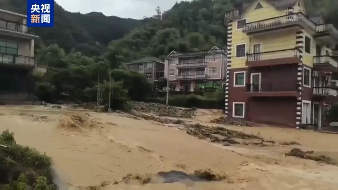 “水漫过膝盖、房屋受损”，浙江衢州发生山洪泥石流！一村干部落水殉职