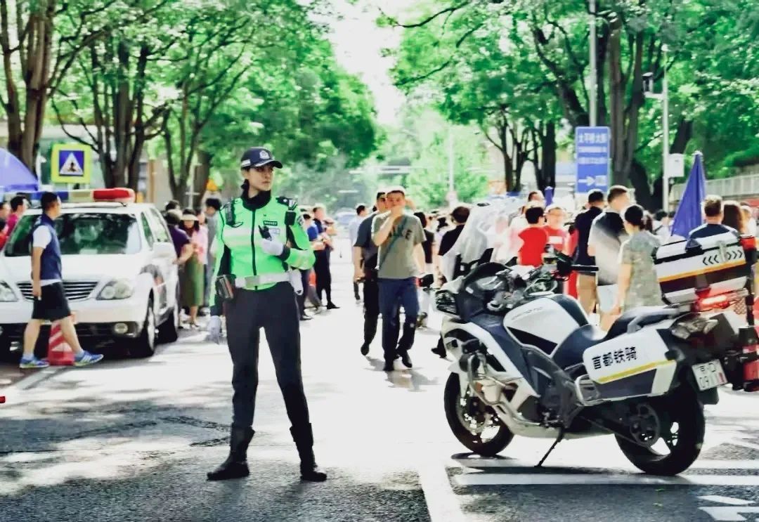 原来，考场外那位备受网友关注的女铁骑，是她呀！