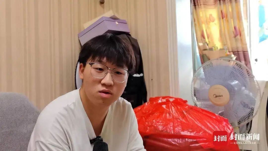 儿子高考，重庆“棒棒父亲”手捧鲜花迎接：“他身体好我就心满意足”
