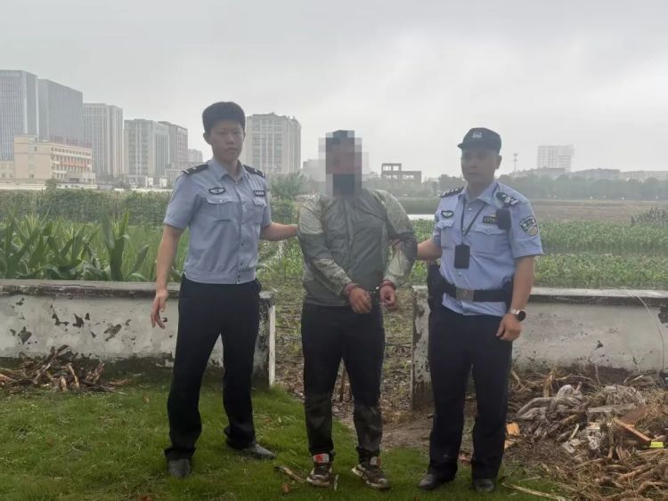 雨中泥田上演追击“戏码”，一名“车手”被捕！