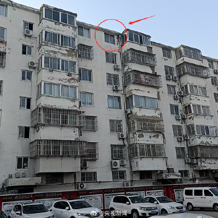 民警一口气冲上7楼 踹门救回3岁娃 民警一口气冲上7楼 踹门救回3岁娃