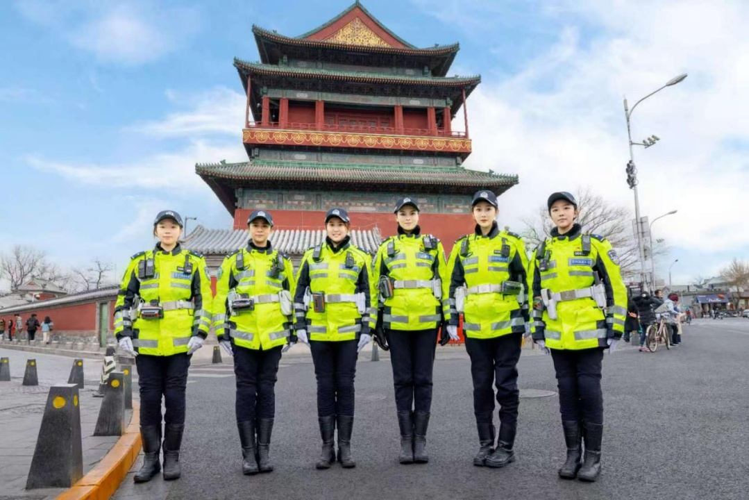 原来，考场外那位备受网友关注的女铁骑，是她呀！