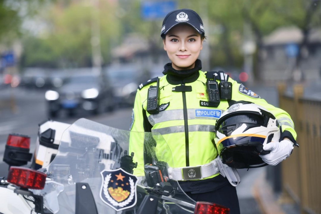 原来，考场外那位备受网友关注的女铁骑，是她呀！