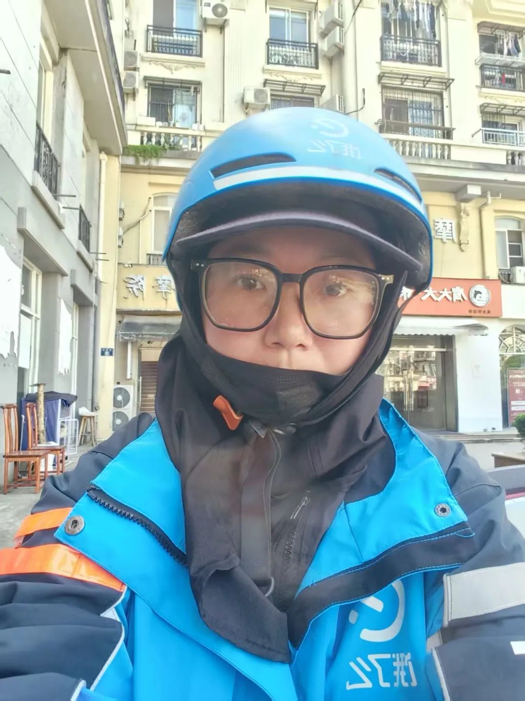 姑娘下午点了份外卖，女骑手看到4个字立马报警！