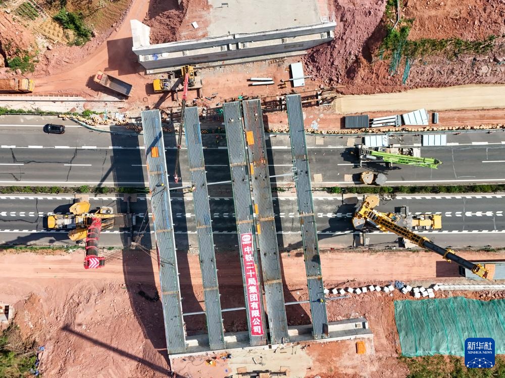 成南高速扩容工程成阿分离式立交桥钢箱梁架设完成 成南高速扩容工程成阿分离式立交桥钢箱梁架设完成