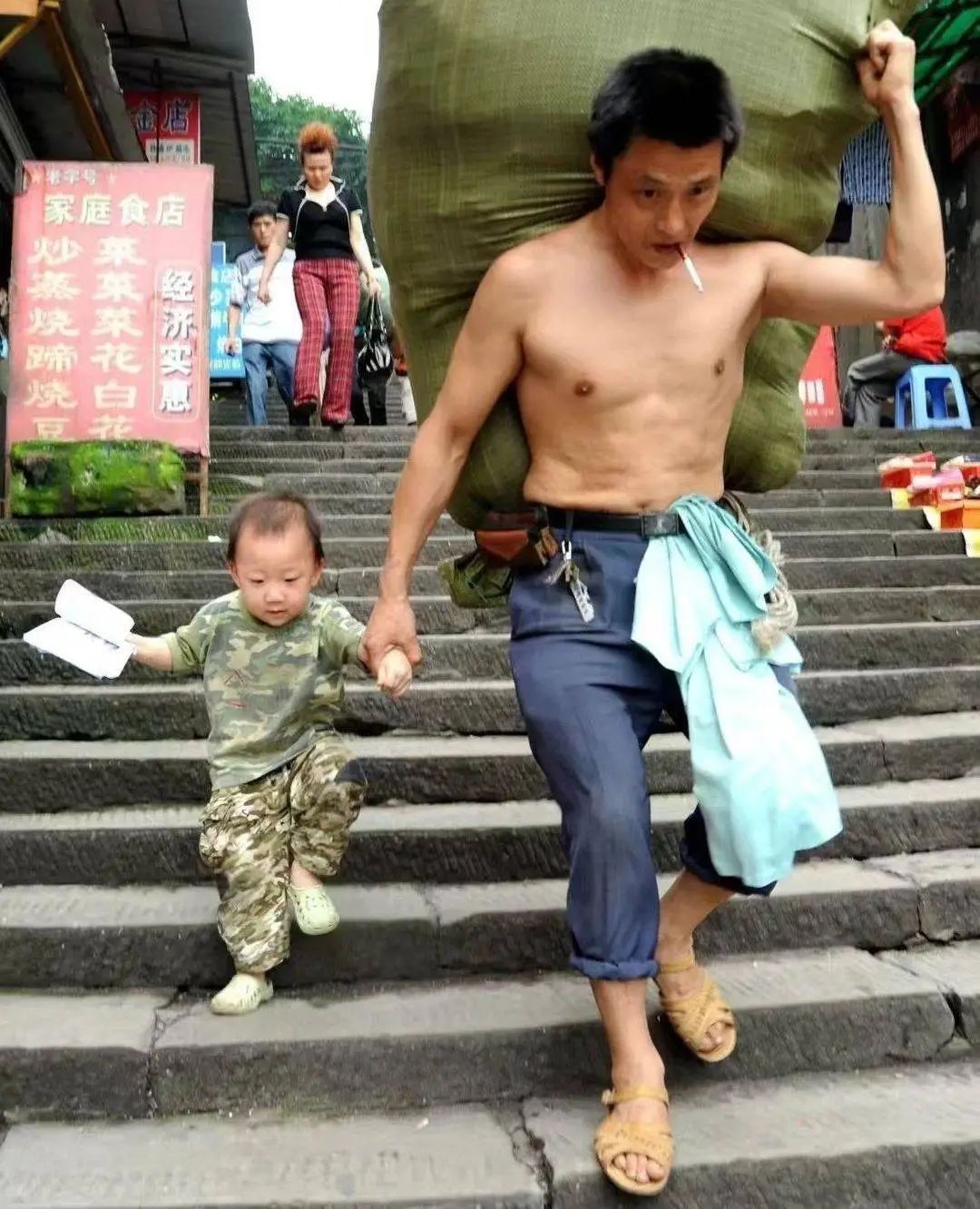 儿子高考，重庆“棒棒父亲”手捧鲜花迎接：“他身体好我就心满意足”