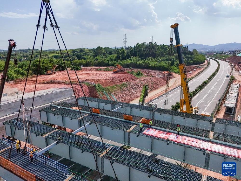 成南高速扩容工程成阿分离式立交桥钢箱梁架设完成 成南高速扩容工程成阿分离式立交桥钢箱梁架设完成