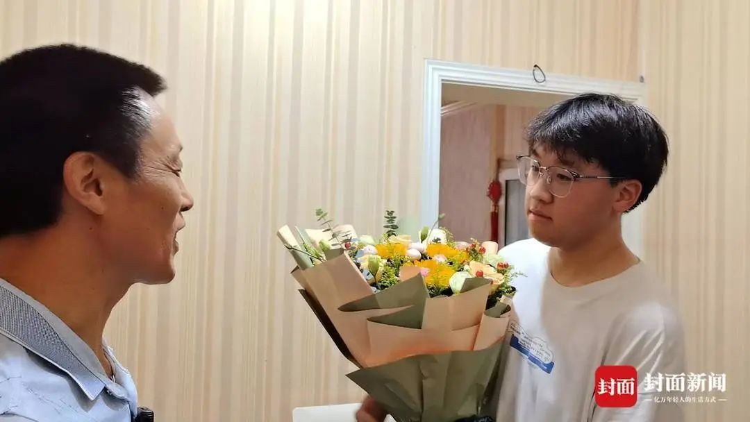 儿子高考，重庆“棒棒父亲”手捧鲜花迎接：“他身体好我就心满意足”