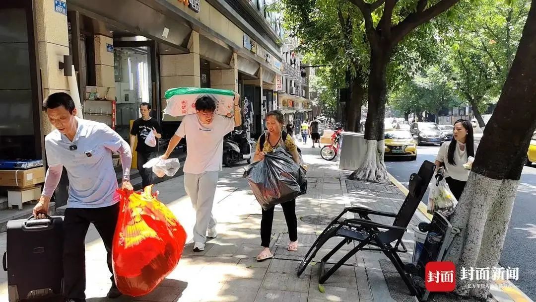 儿子高考，重庆“棒棒父亲”手捧鲜花迎接：“他身体好我就心满意足”