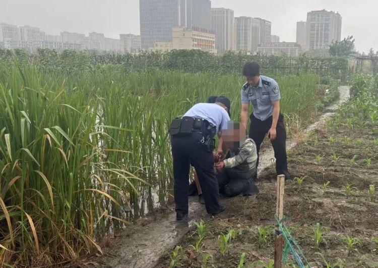 雨中泥田上演追击“戏码”，一名“车手”被捕！