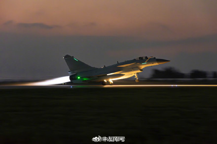 铁翼破晓！歼10黑夜中起飞太酷了
