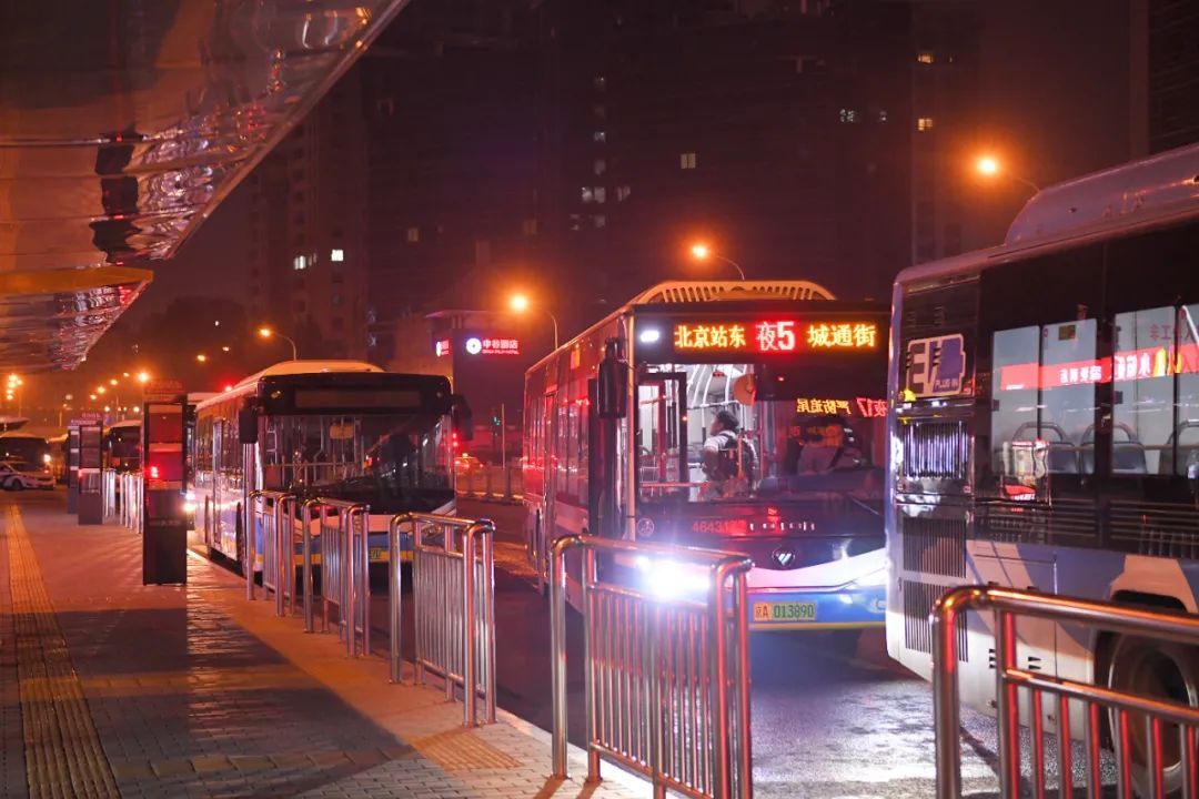 北京部分夜班公交优化调整：公交更像“专车”，长距离空驶，车上乘客不足2人
