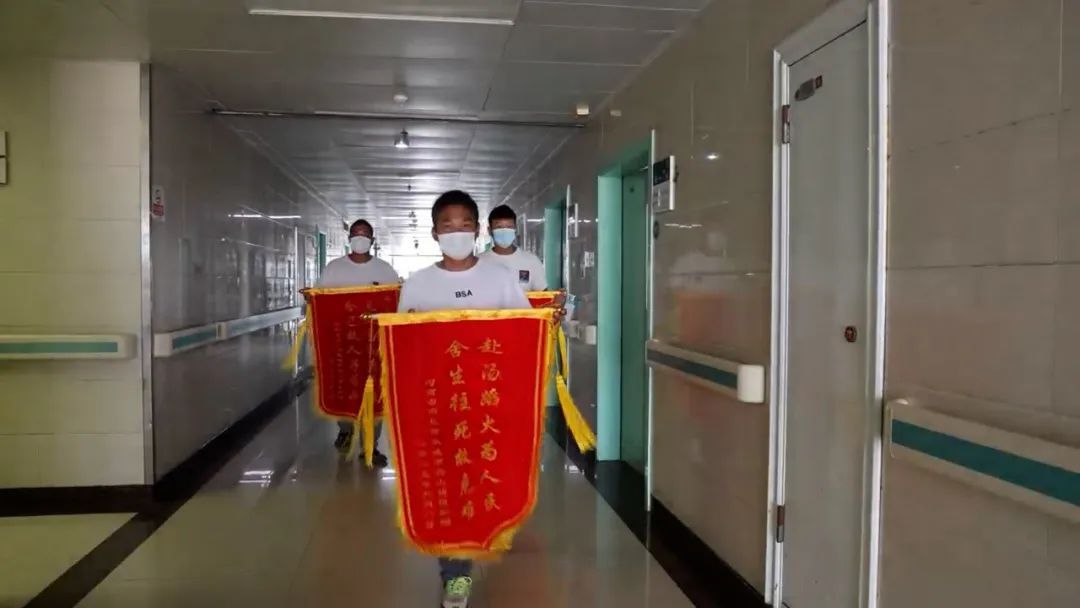 “再救你就没命了!”男子连救4人后向母亲磕头,这一幕泪目 “再救你就没命了!”男子连救4人后向母亲磕头,这一幕泪目