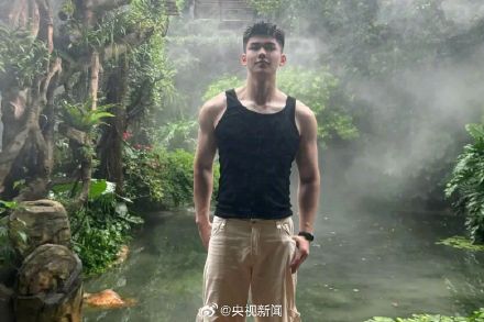 民警一口气冲上7楼 踹门救回3岁娃 民警一口气冲上7楼 踹门救回3岁娃