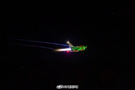 铁翼破晓！歼10黑夜中起飞太酷了