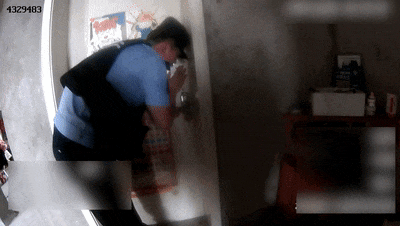 民警一口气冲上7楼 踹门救回3岁娃 民警一口气冲上7楼 踹门救回3岁娃