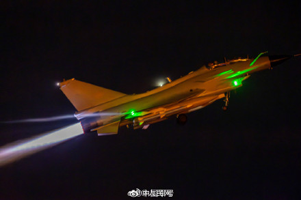 铁翼破晓！歼10黑夜中起飞太酷了
