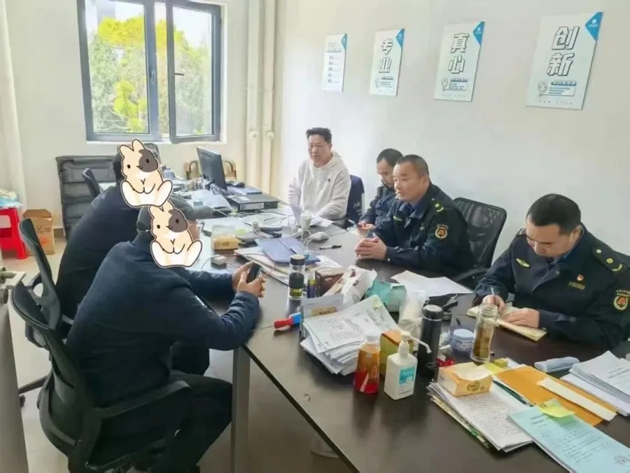 上海一小区新房刚交付就现大规模违建！涉3户公职人员家庭，他们联合出手了